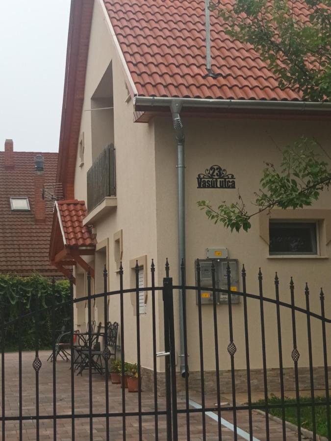 Napsugar Apartmanhaz Balatonlelle Extérieur photo