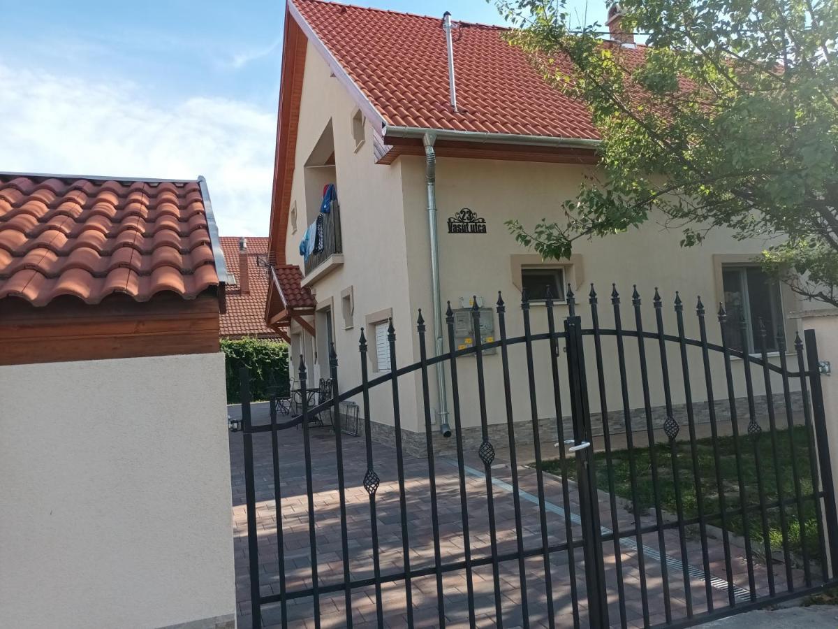 Napsugar Apartmanhaz Balatonlelle Extérieur photo